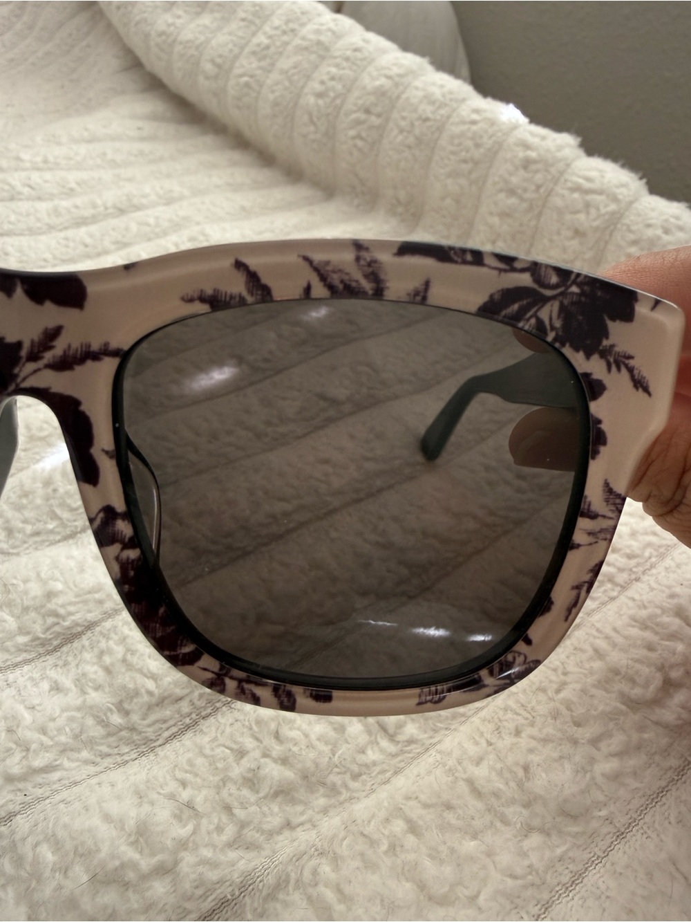 AUTHENTIC Gucci Sunglasses - Picture 4 of 6